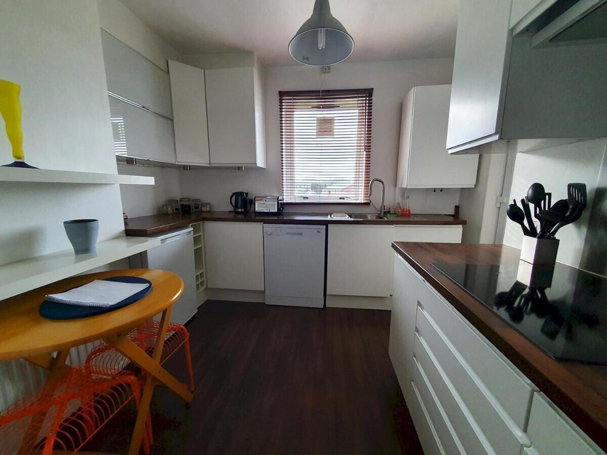2 Bedroom, Free Parking & Netflix Near Hospitals Apartment